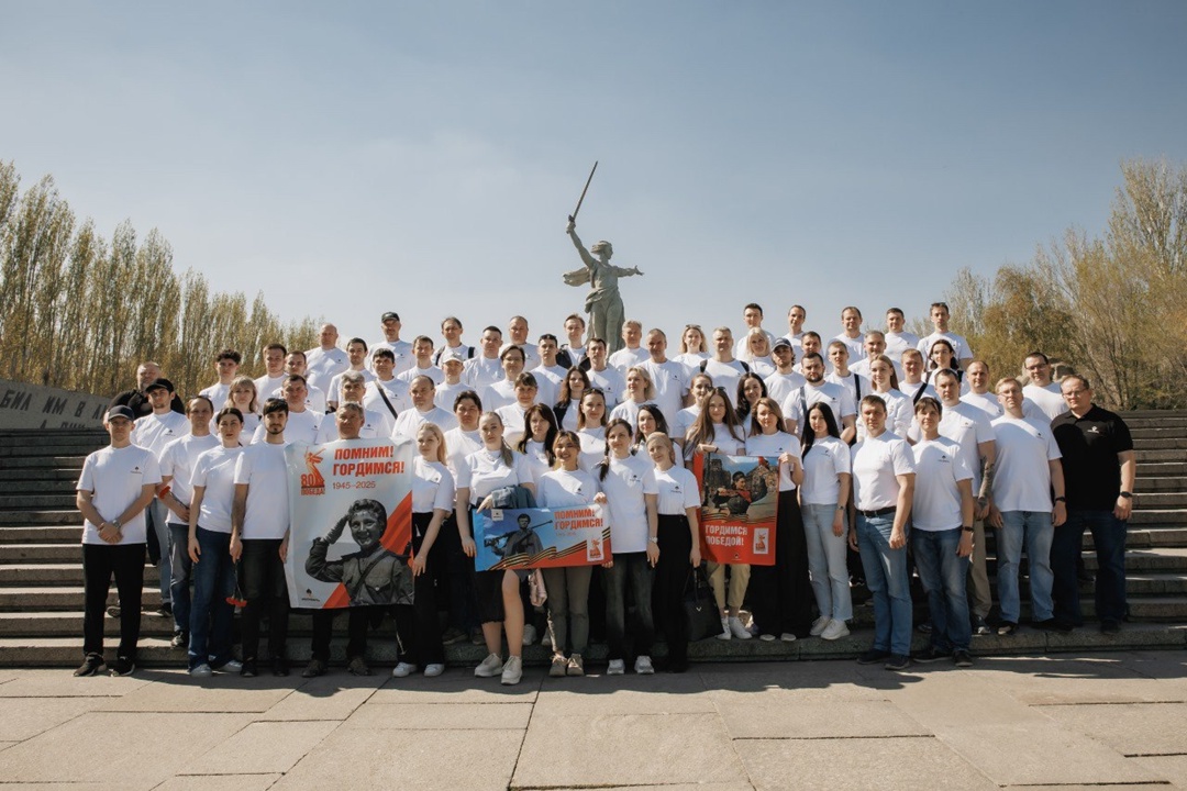 Дань памяти героям К 80-летию Победы сотрудники «ВНИКТИнефтехимоборудование» высадили 80 саженцев серебристого клёна на главной высоте России.