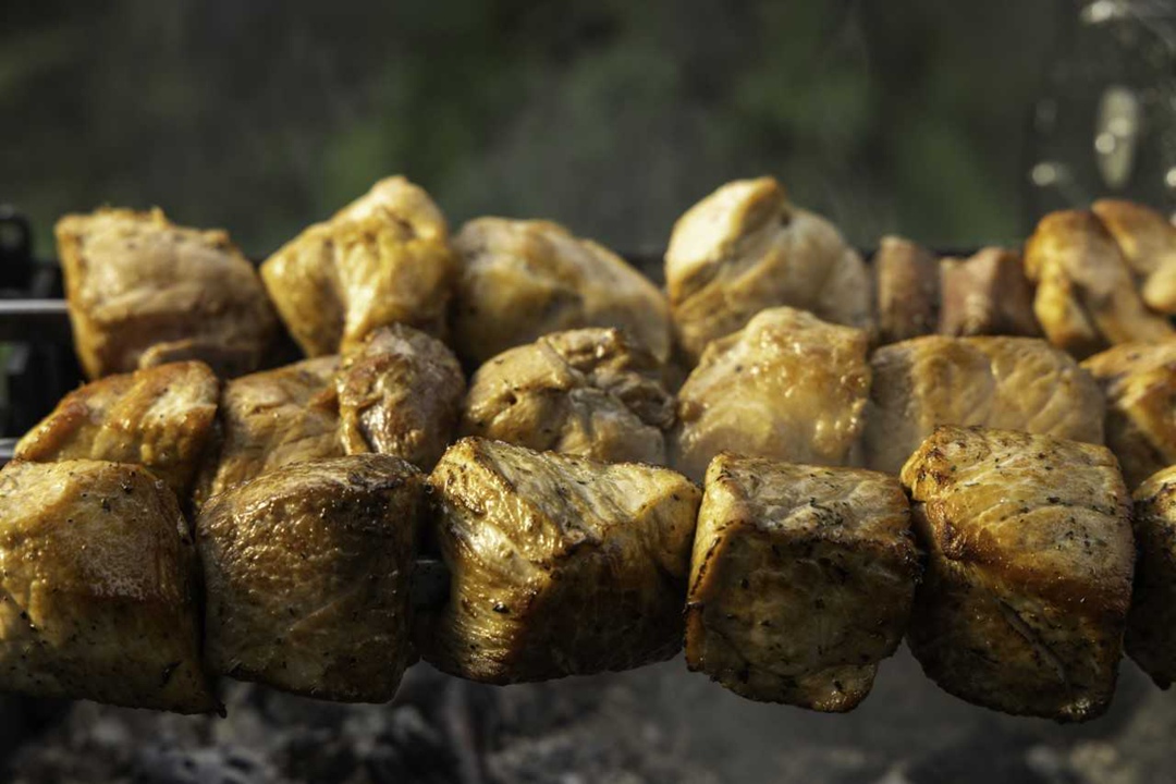 «Мираторг» объявил о планах по увеличению производства шашлыка из свинины на мясоперерабатывающем заводе в Белгородской области и мясохладобойне в Курской…