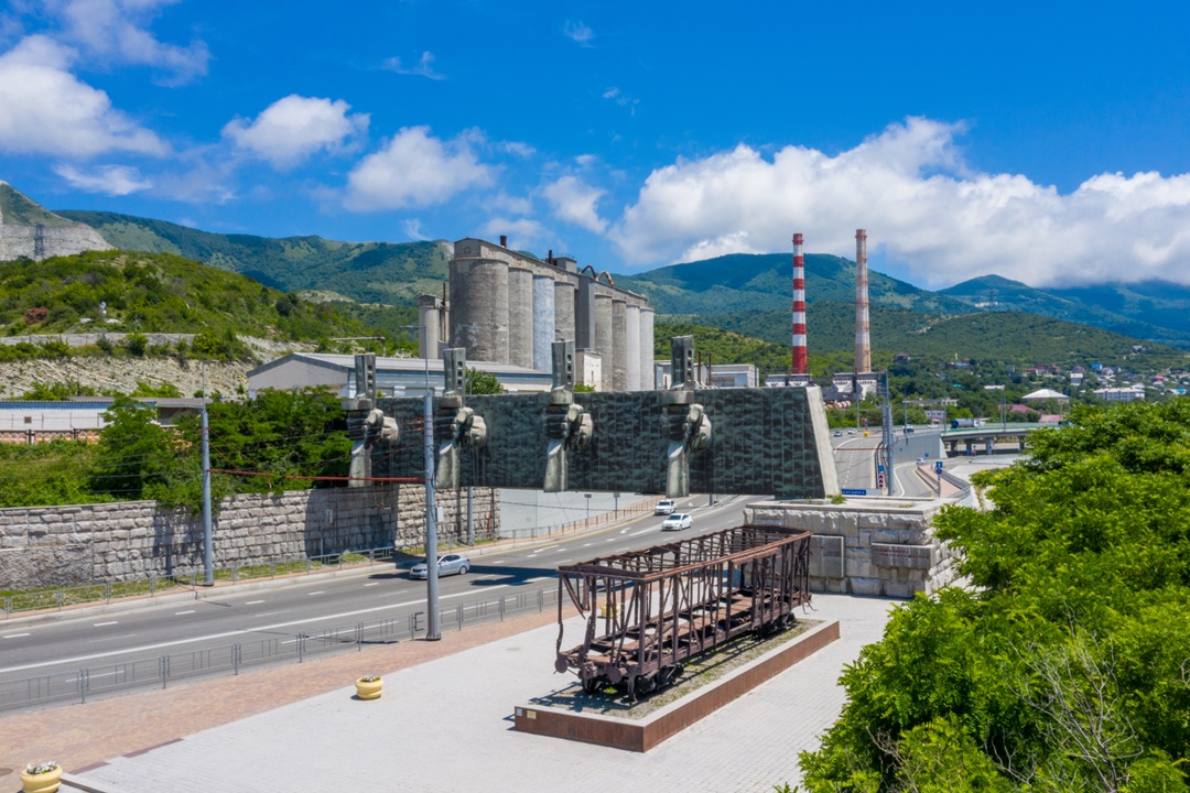 Марат Хуснуллин: Дорожники ко Дню Победы благоустроили территории у памятников