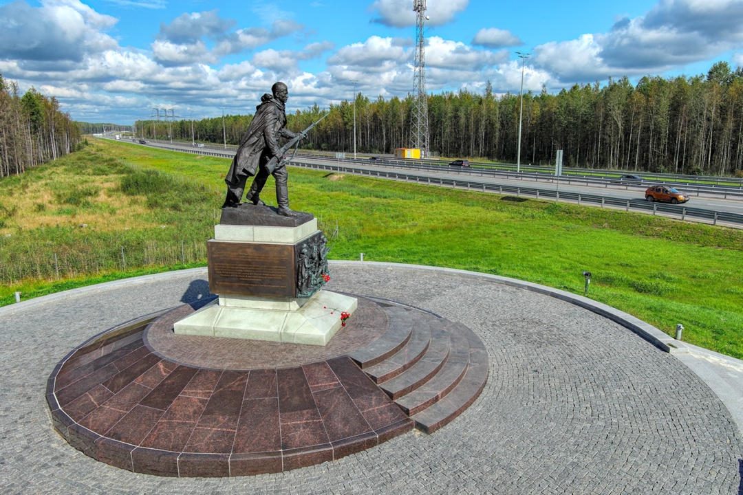 Марат Хуснуллин: Дорожники ко Дню Победы благоустроили территории у памятников