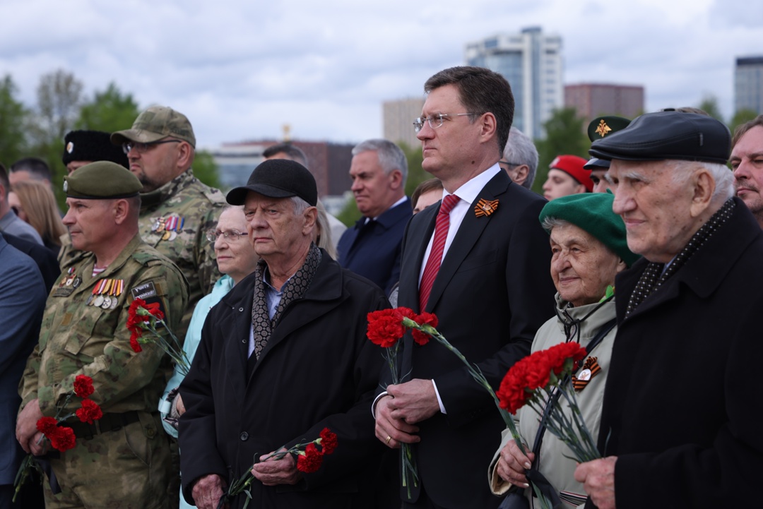 Александр Новак почтил память героев Великой Победы и отметил вклад энергетиков в историю страны