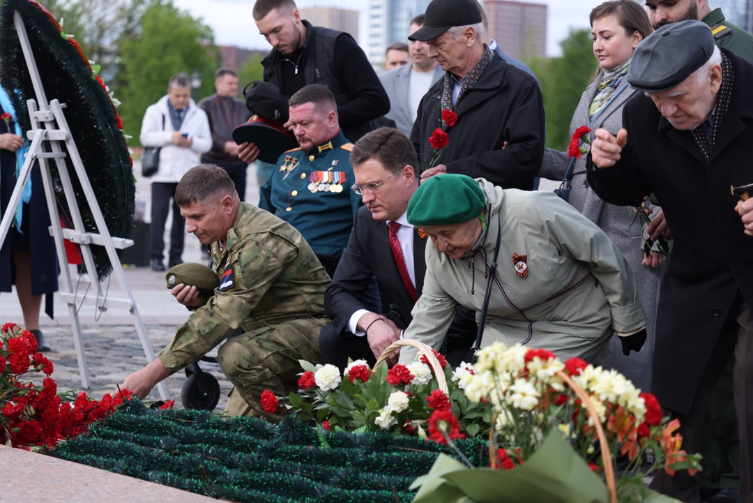 Александр Новак почтил память героев Великой Победы и отметил вклад энергетиков в историю страны