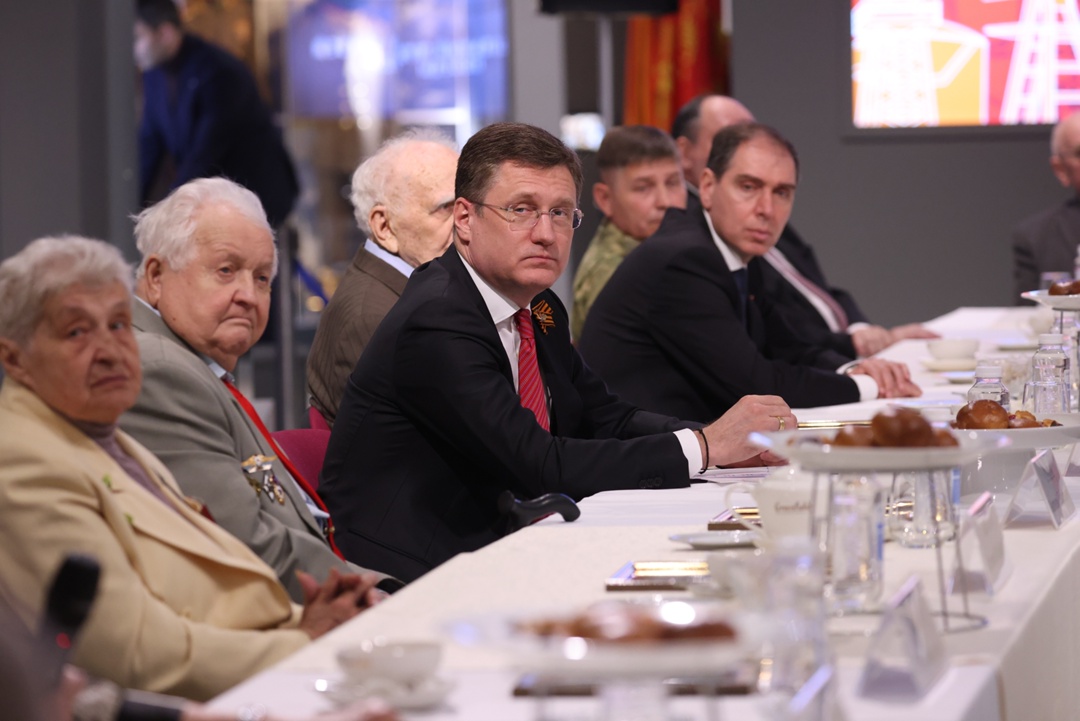 Александр Новак почтил память героев Великой Победы и отметил вклад энергетиков в историю страны