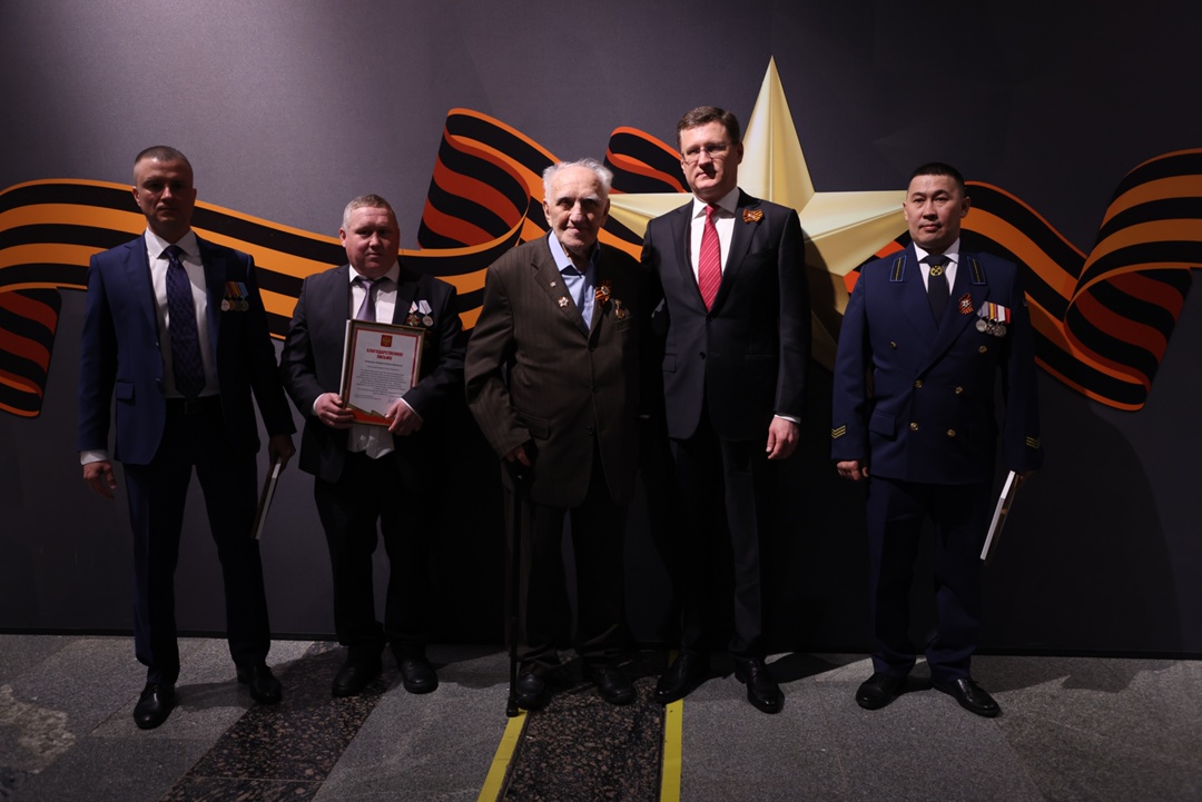 Александр Новак почтил память героев Великой Победы и отметил вклад энергетиков в историю страны