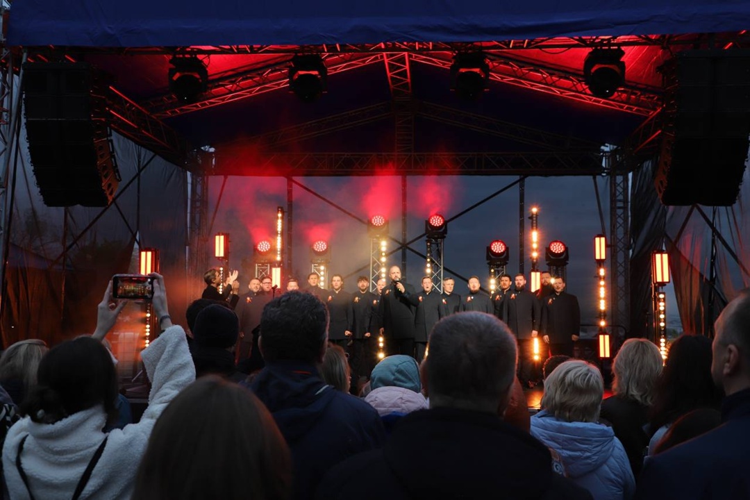 Песни Победы в столице Делимся кадрами выступления Хора Сретенского монастыря на Воробьёвых горах в Москве, и рады сообщить, что уже завтра, 6 мая концерт при…