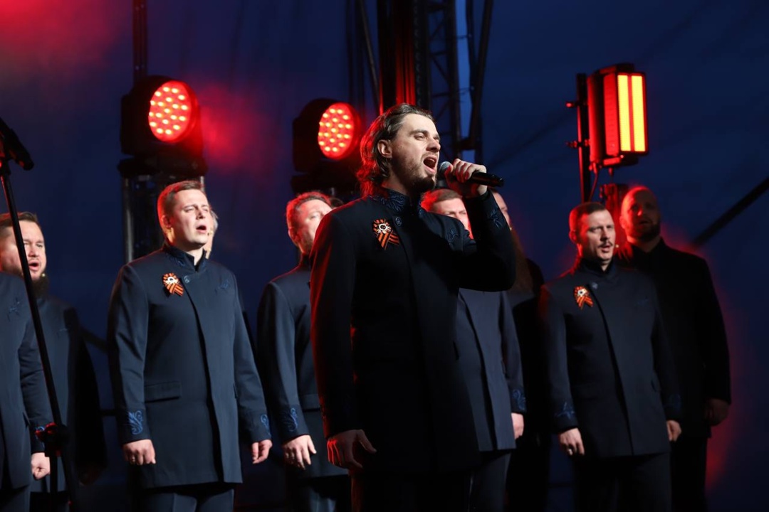 Песни Победы в столице Делимся кадрами выступления Хора Сретенского монастыря на Воробьёвых горах в Москве, и рады сообщить, что уже завтра, 6 мая концерт при…