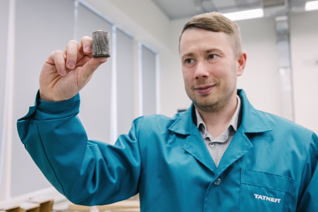Майский понедельник начинаем с заведующим лаборатории петрофизики и петрографии «ТатНИПИнефти» Алмазом Мингазутдиновым: