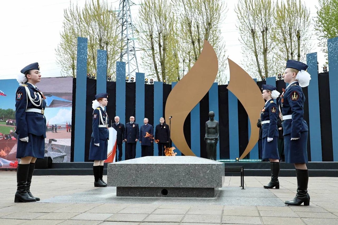 80 Вечных огней зажглись сегодня в восьми федеральных округах России в рамках Всероссийской акции «Храним огонь Победы», реализуемой ПАО «Газпром» при…