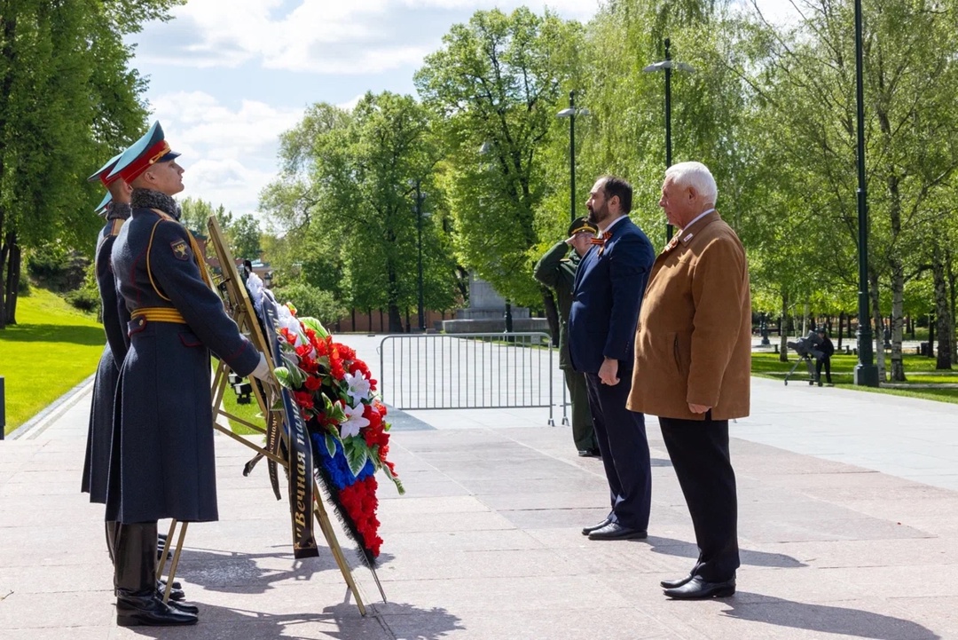 Делегация Минэнерго возложила цветы в честь Дня Победы