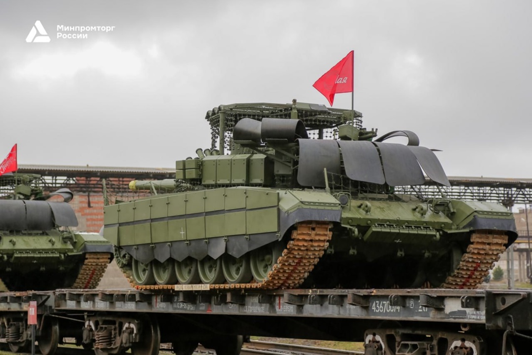 Танк Победы Т-34-85 проводил очередные партии машин Т-72Б3М и Т-90М «Прорыв» в войска российской армии