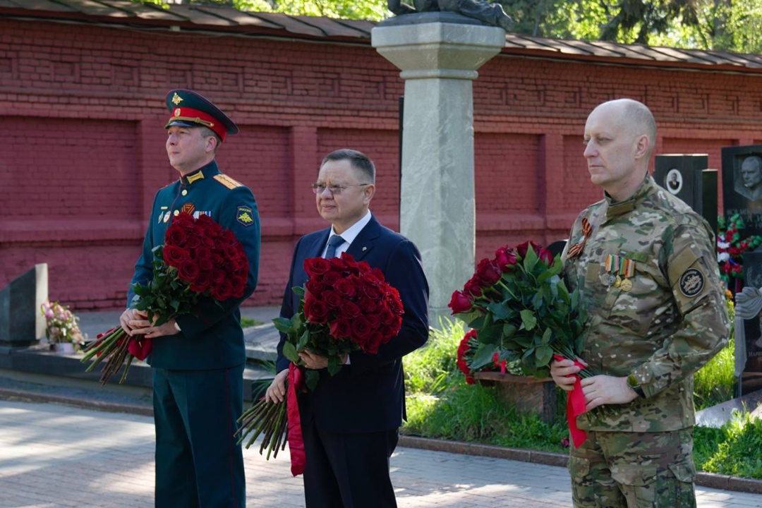 В преддверии 80-й годовщины Великой Победы Министр строительства и ЖКХ РФ Ирек Файзуллин почтил память защитников, сражавшихся за Родину в Великой…