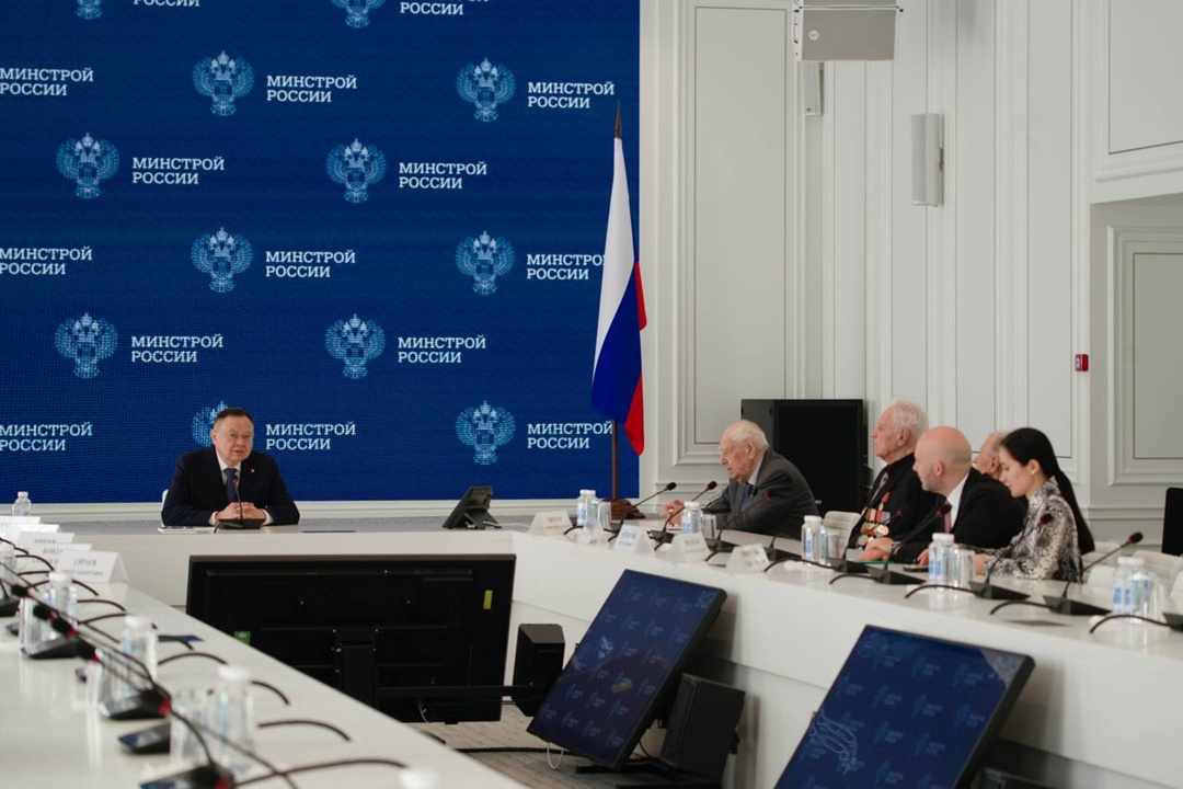 Глава Минстроя России Ирек Файзуллин встретился с ветеранами ВОВ и СВО