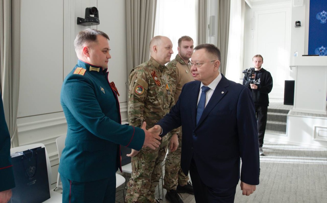 Глава Минстроя России Ирек Файзуллин встретился с ветеранами ВОВ и СВО