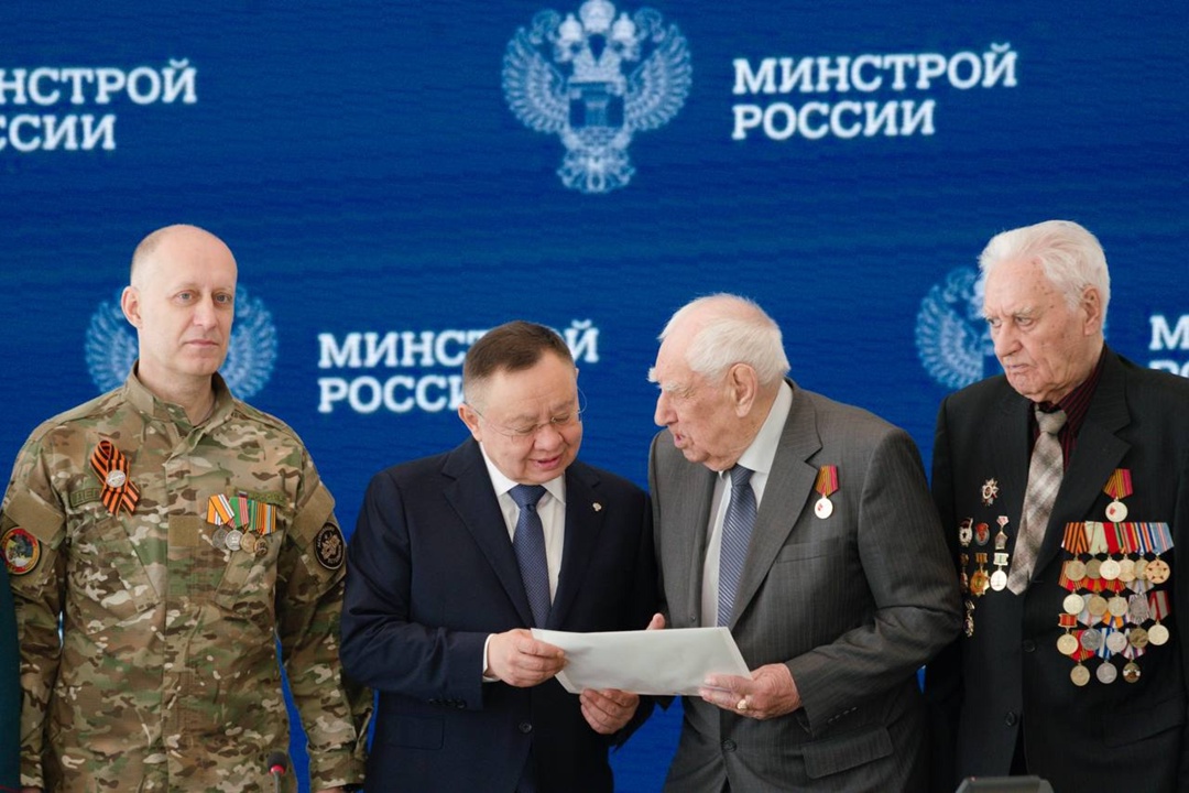Глава Минстроя России Ирек Файзуллин встретился с ветеранами ВОВ и СВО