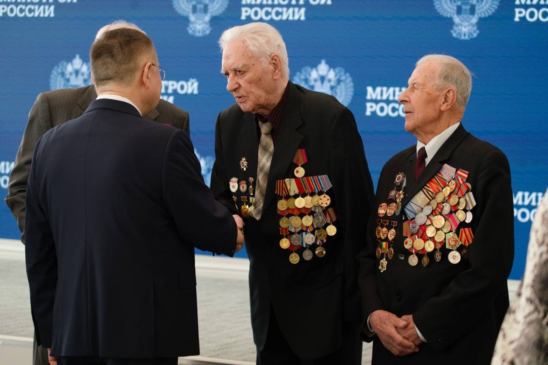 Глава Минстроя России Ирек Файзуллин встретился с ветеранами ВОВ и СВО