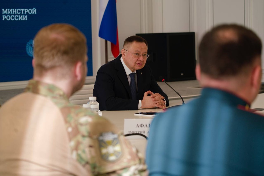 Глава Минстроя России Ирек Файзуллин встретился с ветеранами ВОВ и СВО