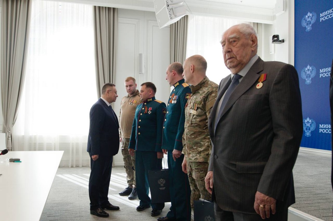 Глава Минстроя России Ирек Файзуллин встретился с ветеранами ВОВ и СВО