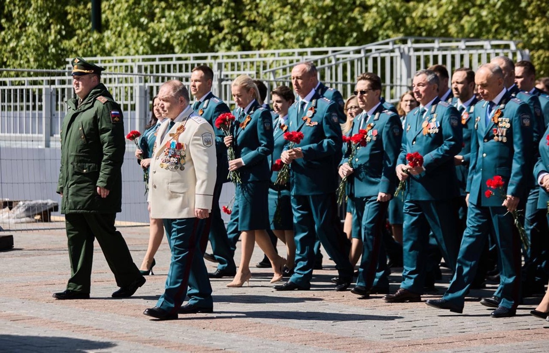 Сотрудники ФНС возложили цветы к мемориалу «Могила Неизвестного Солдата»
