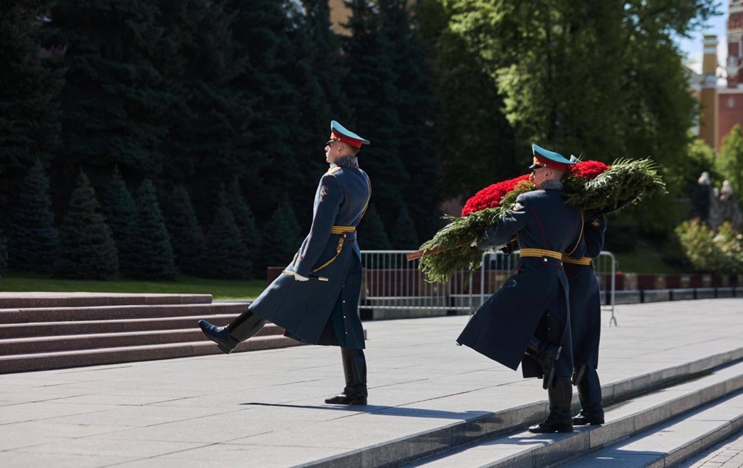 Сотрудники ФНС возложили цветы к мемориалу «Могила Неизвестного Солдата»