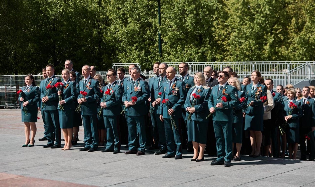 Сотрудники ФНС возложили цветы к мемориалу «Могила Неизвестного Солдата»