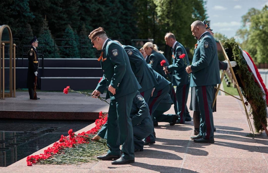 Сотрудники ФНС возложили цветы к мемориалу «Могила Неизвестного Солдата»