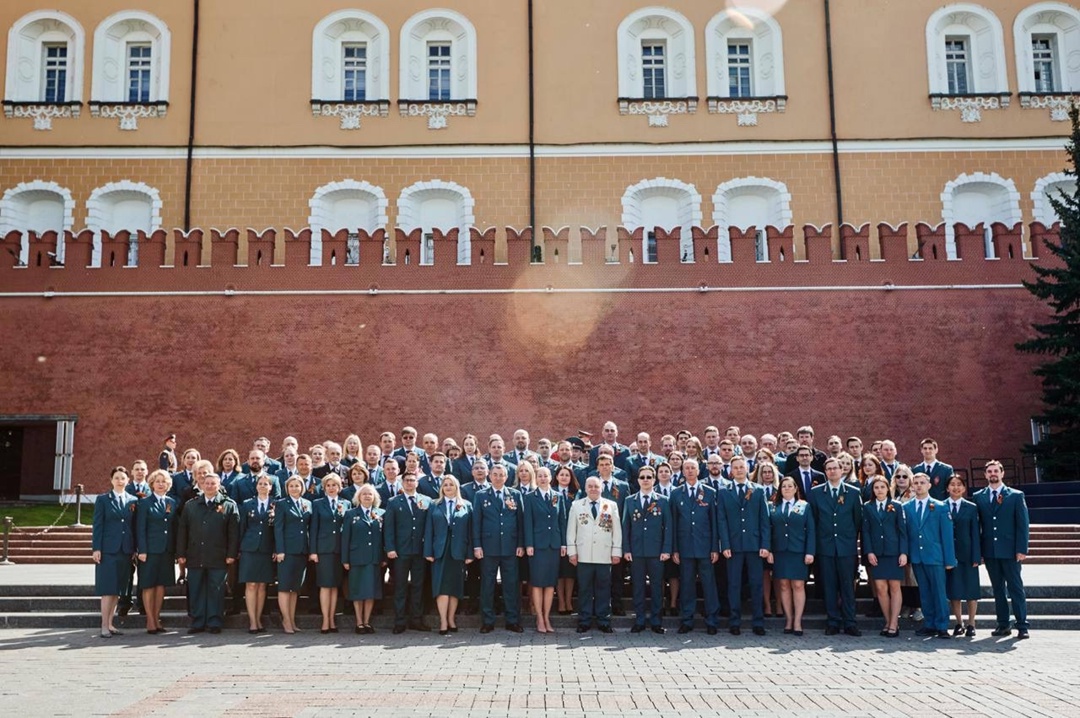 Сотрудники ФНС возложили цветы к мемориалу «Могила Неизвестного Солдата»