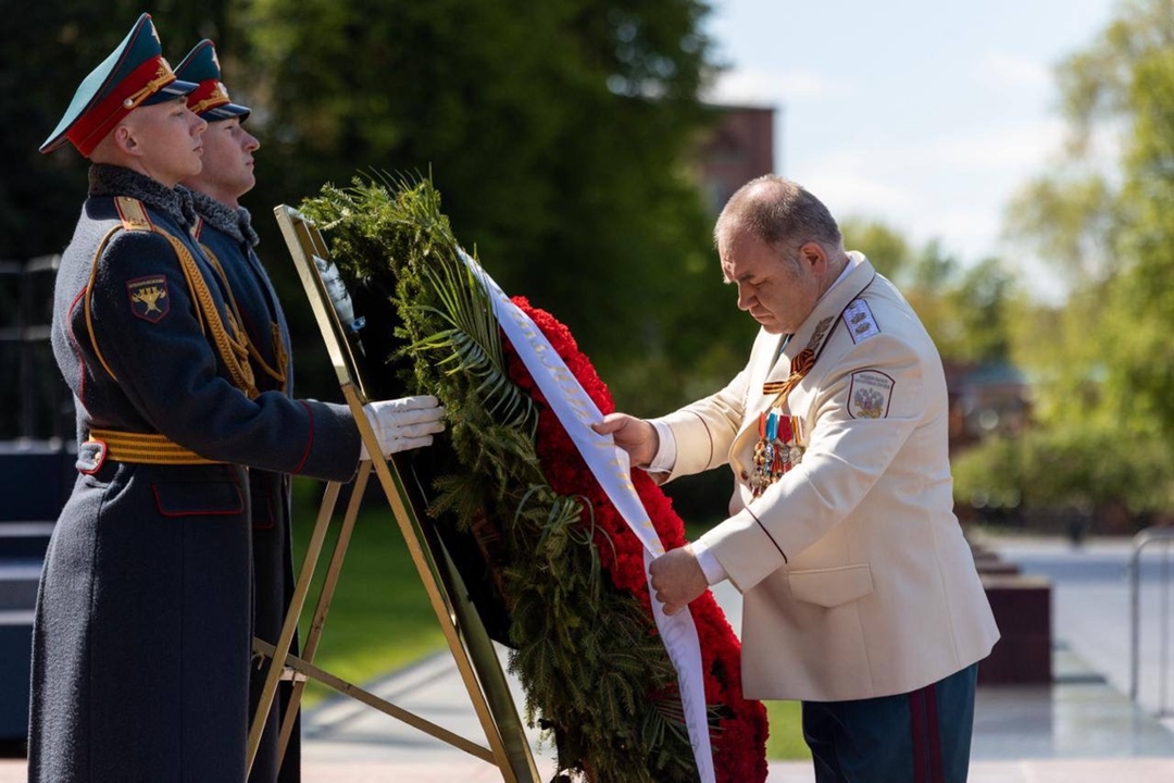 Сотрудники ФНС возложили цветы к мемориалу «Могила Неизвестного Солдата»