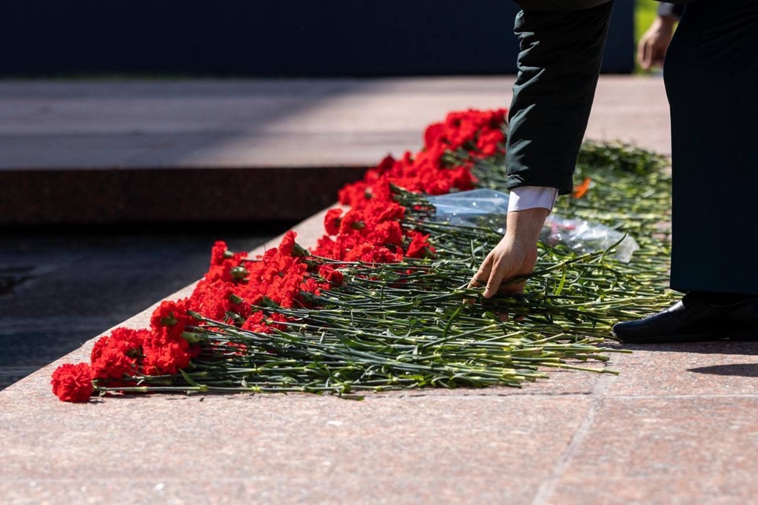 Сотрудники ФНС возложили цветы к мемориалу «Могила Неизвестного Солдата»