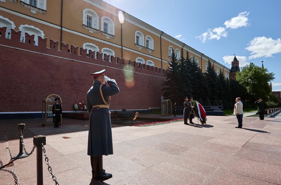 Сотрудники ФНС возложили цветы к мемориалу «Могила Неизвестного Солдата»