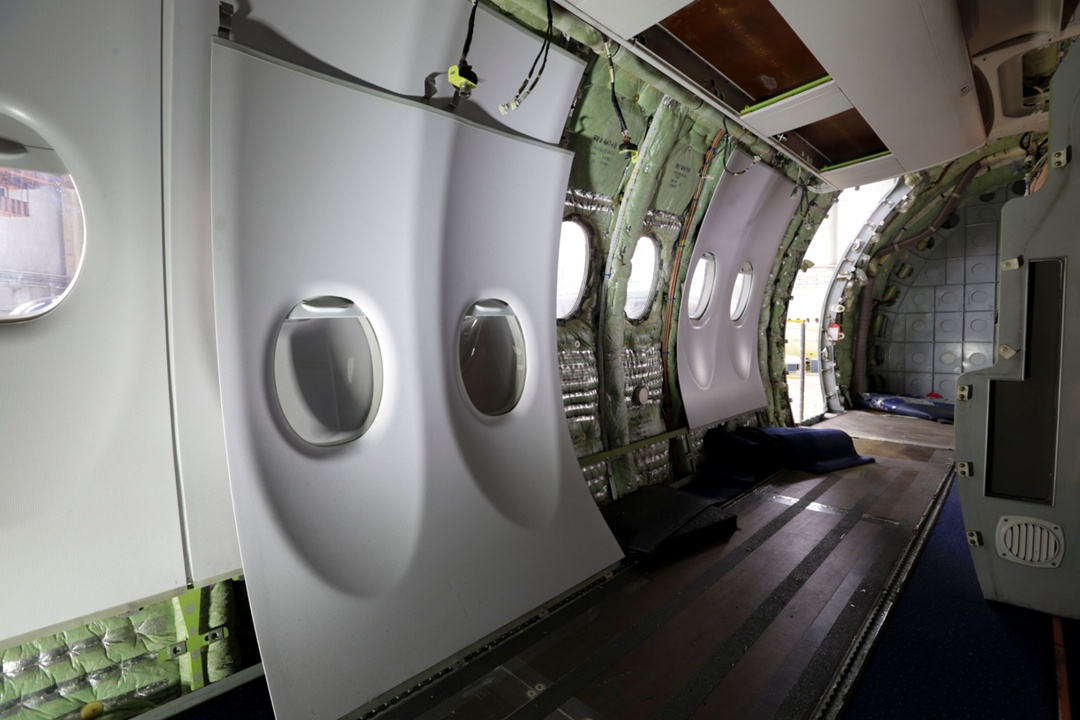 Из двухклассной в моноклассную Специалисты «Яковлева» модифицировали салон девяти самолетов SSJ-100 авиакомпании «Россия», переоборудовав их в 100-местную…