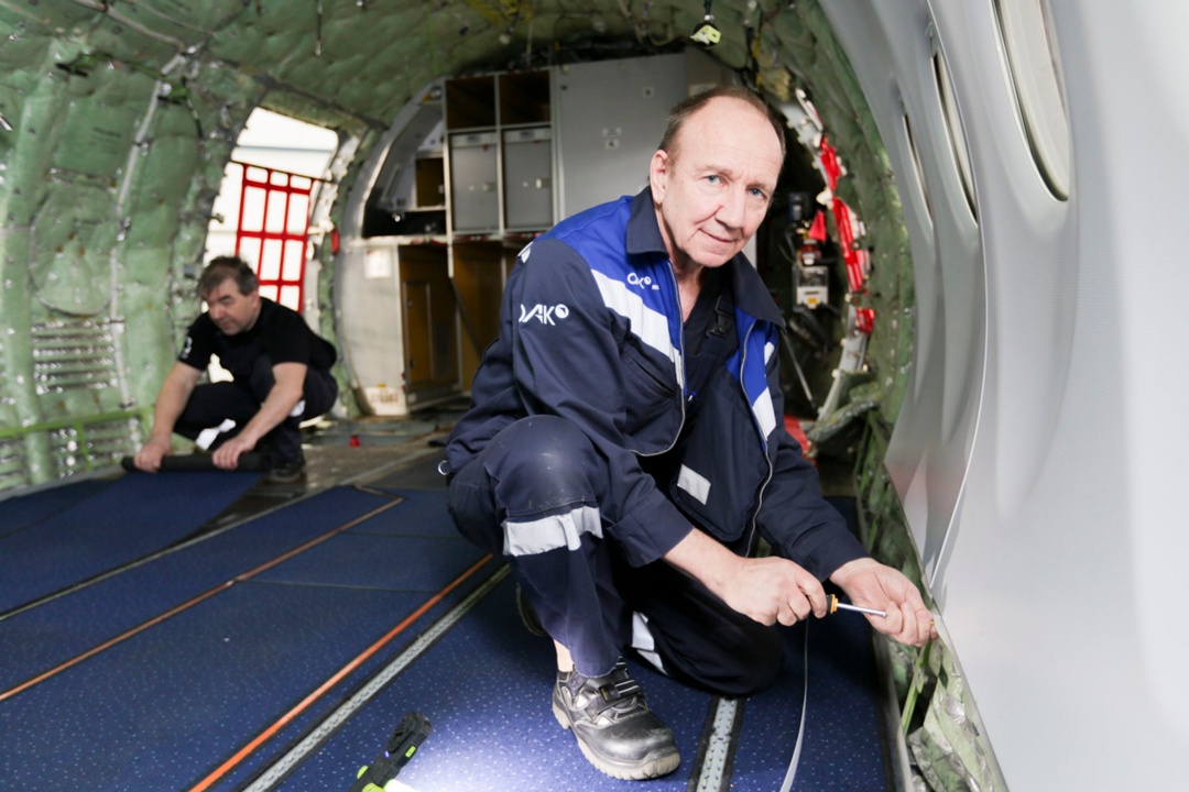 Из двухклассной в моноклассную Специалисты «Яковлева» модифицировали салон девяти самолетов SSJ-100 авиакомпании «Россия», переоборудовав их в 100-местную…