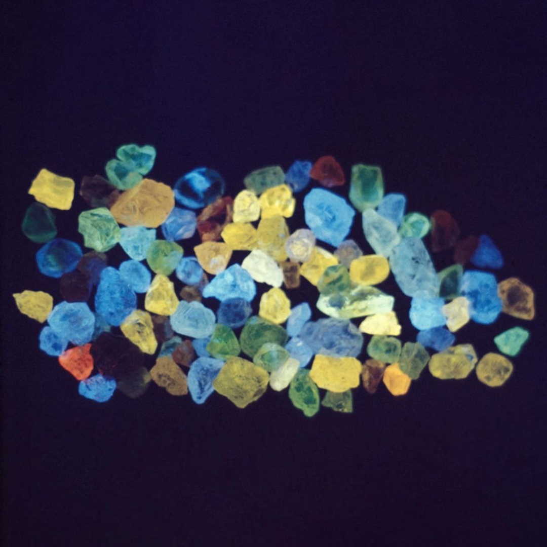 Что изображено на фотографиях? Это необычные леденцы или, может, арт-объект в музее современного искусства?