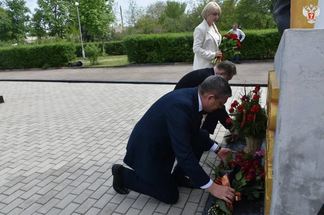 Михаил Мурашко возложил цветы к братской могиле воинов Великой Отечественной войны в ЛНР