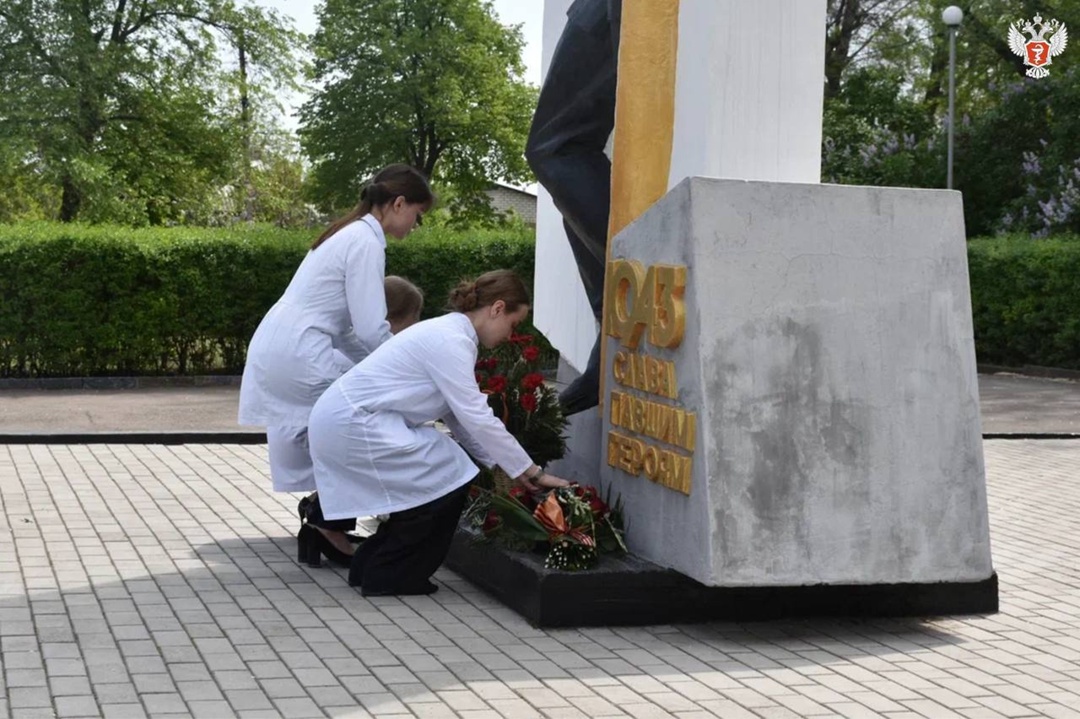 Михаил Мурашко возложил цветы к братской могиле воинов Великой Отечественной войны в ЛНР