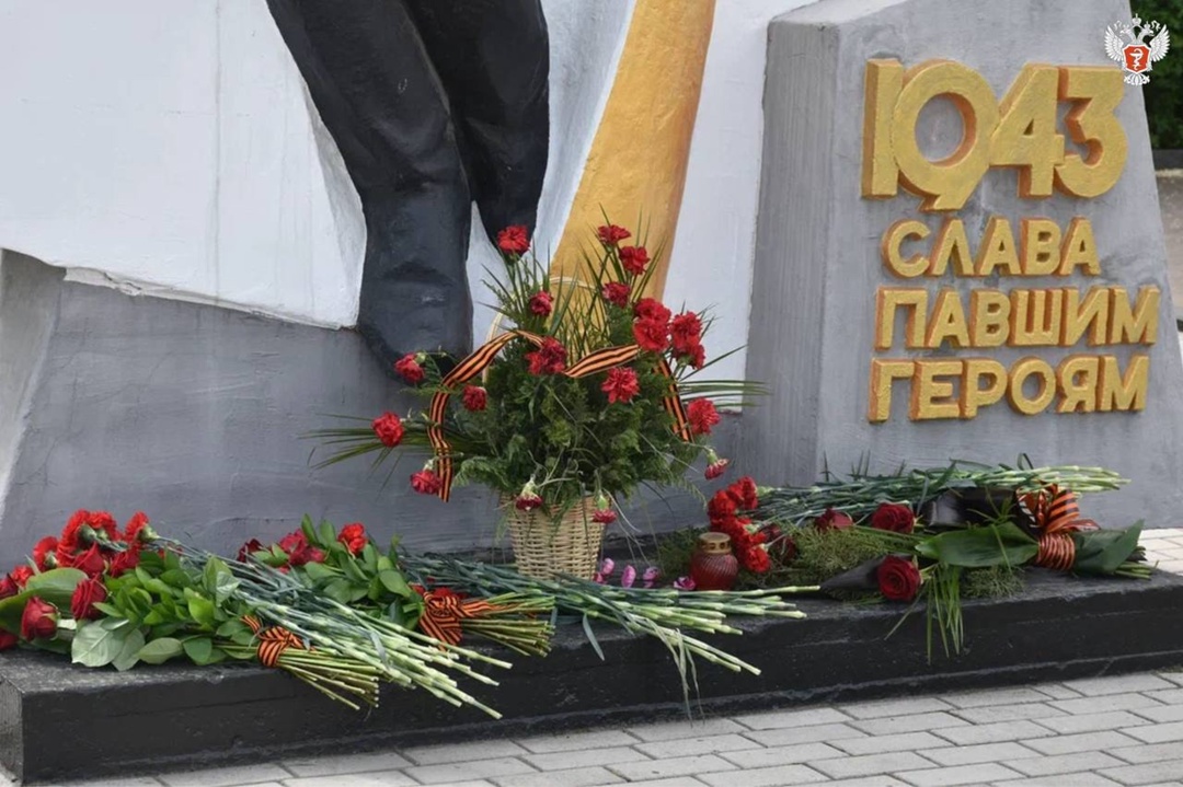 Михаил Мурашко возложил цветы к братской могиле воинов Великой Отечественной войны в ЛНР