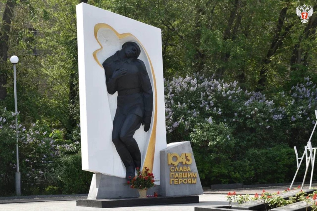 Михаил Мурашко возложил цветы к братской могиле воинов Великой Отечественной войны в ЛНР