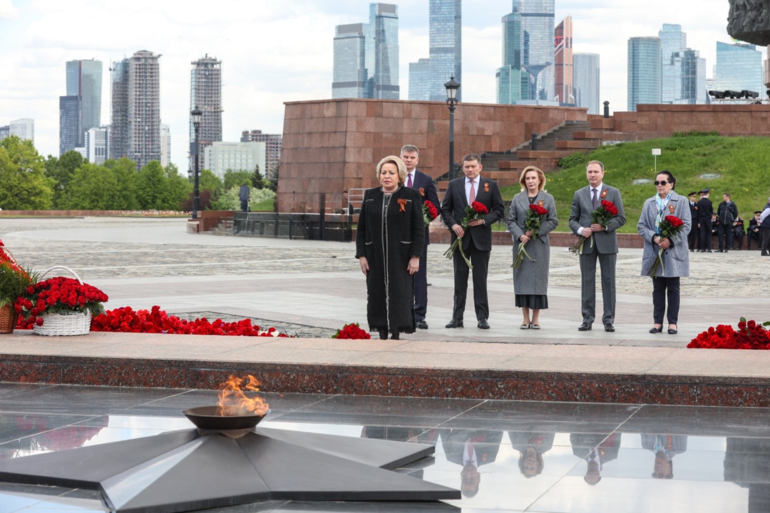Председатель Совета Федерации Валентина Матвиенко приняла участие в торжественной церемонии возложения цветов к Вечному огню в Парке Победы на Поклонной горе в…