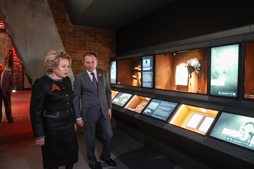 Председатель Совета Федерации Валентина Матвиенко приняла участие в торжественной церемонии возложения цветов к Вечному огню в Парке Победы на Поклонной горе в…