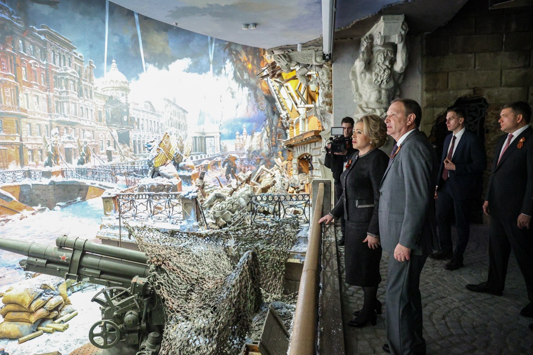 Председатель Совета Федерации Валентина Матвиенко приняла участие в торжественной церемонии возложения цветов к Вечному огню в Парке Победы на Поклонной горе в…