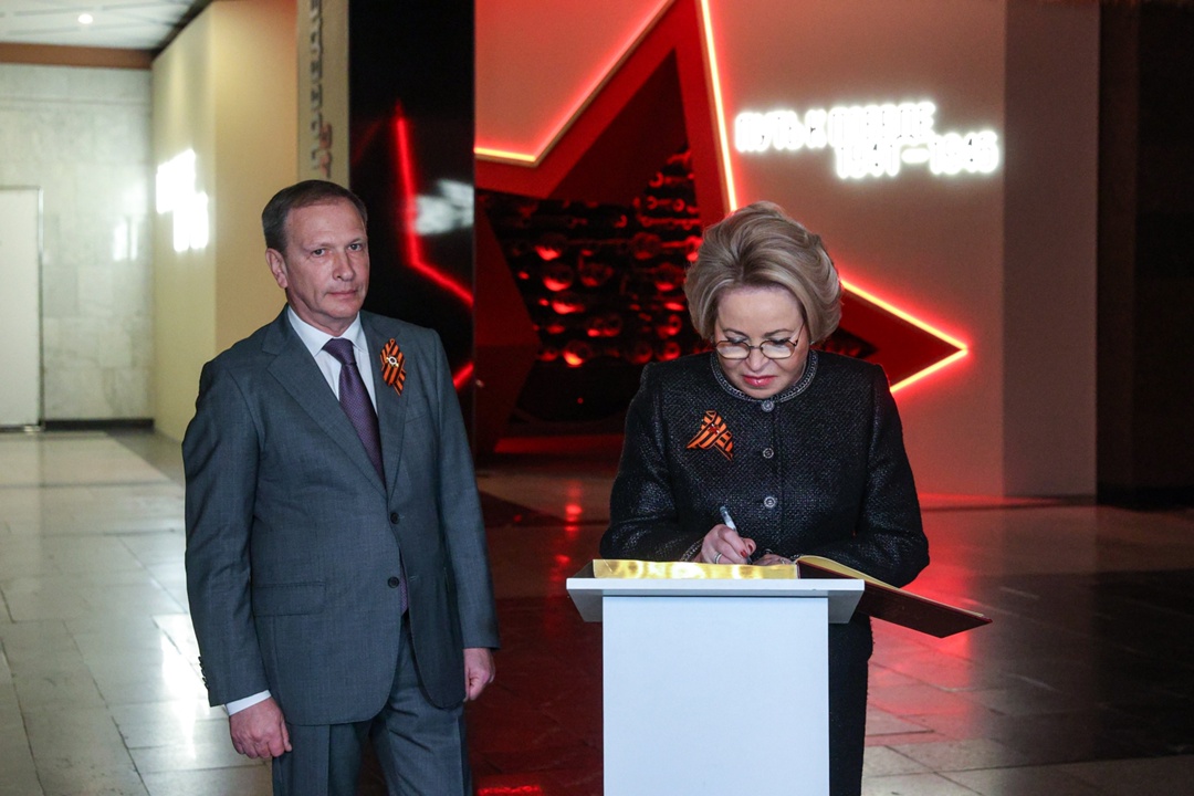 Председатель Совета Федерации Валентина Матвиенко приняла участие в торжественной церемонии возложения цветов к Вечному огню в Парке Победы на Поклонной горе в…