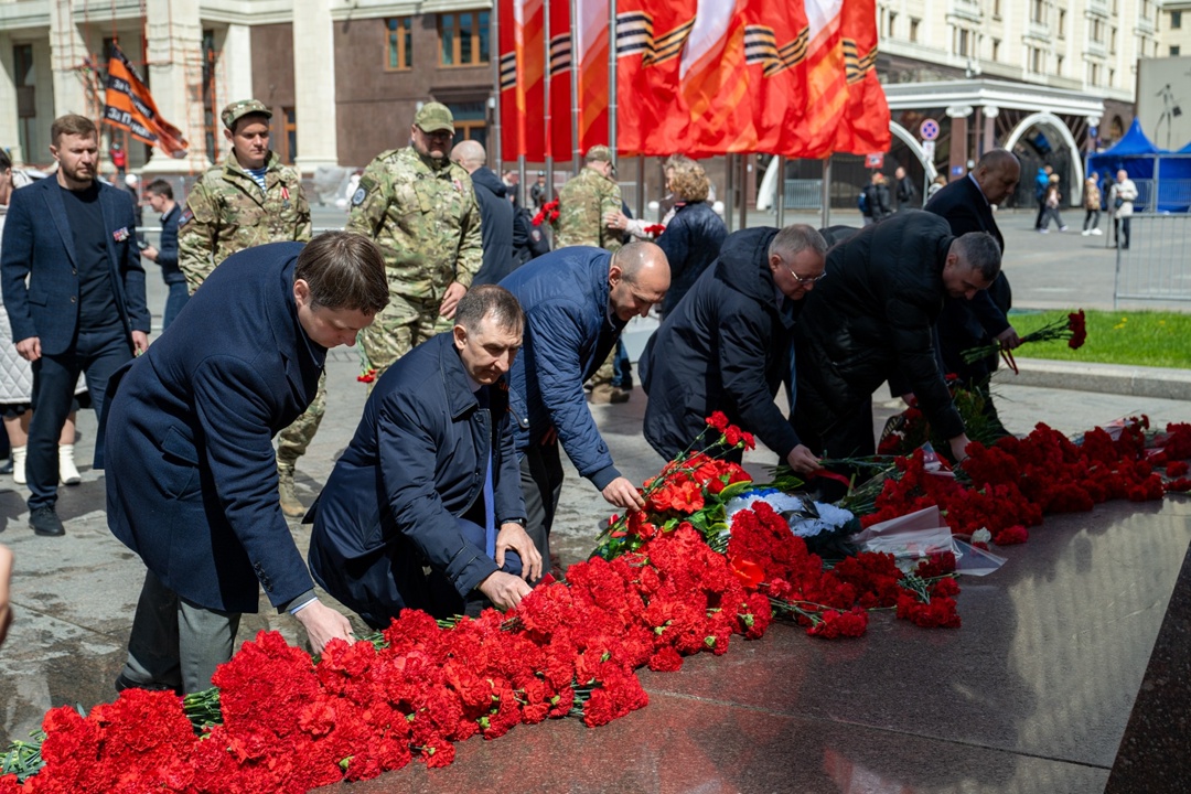 Представители «Транснефти» приняли участие в торжественной церемонии возложения цветов