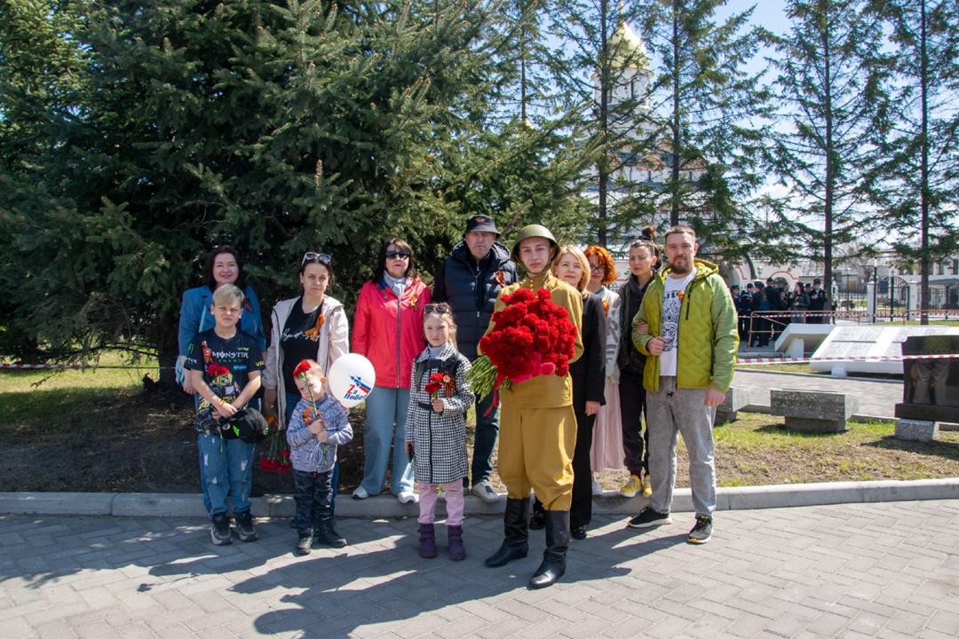 Работники «Газпром переработка Благовещенск» возложили цветы к Мемориалу Славы в Свободном