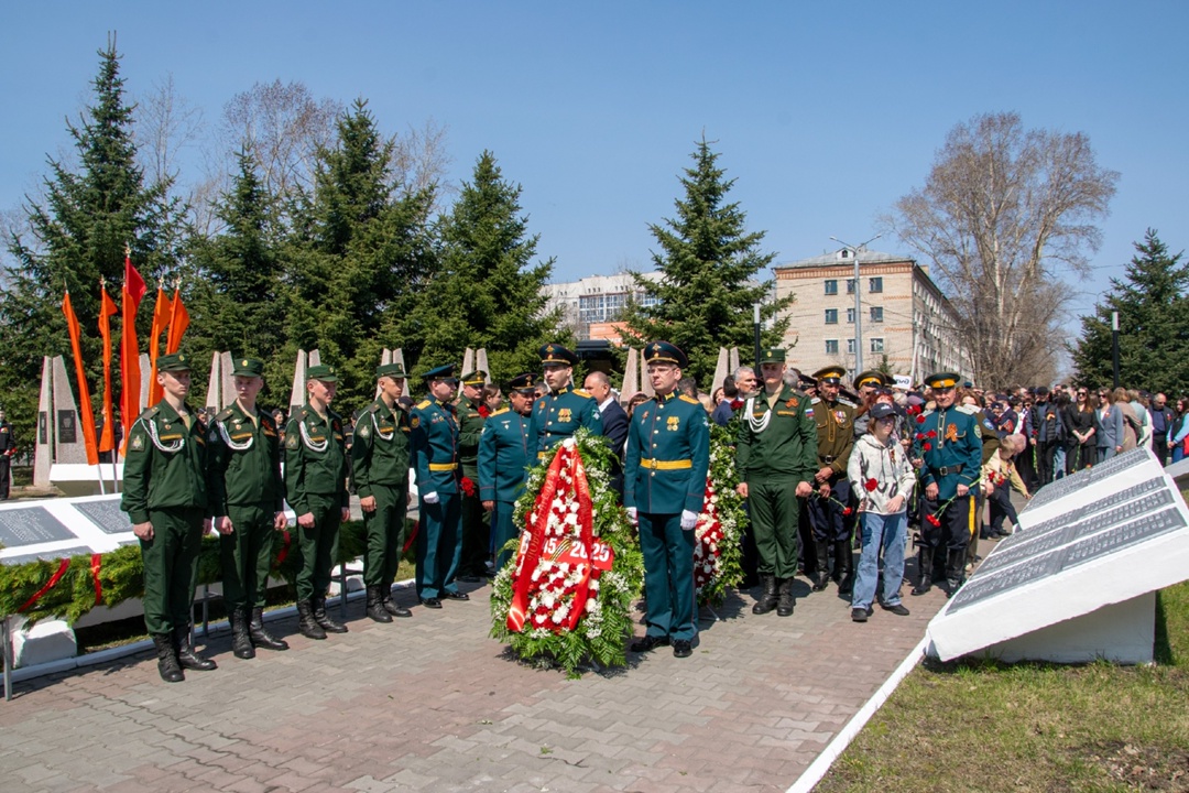 Работники «Газпром переработка Благовещенск» возложили цветы к Мемориалу Славы в Свободном