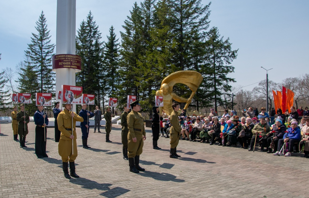 Работники «Газпром переработка Благовещенск» возложили цветы к Мемориалу Славы в Свободном