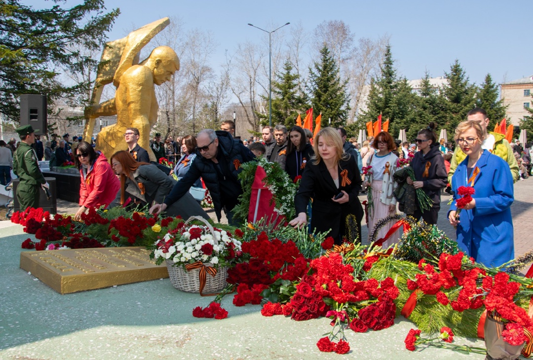 Работники «Газпром переработка Благовещенск» возложили цветы к Мемориалу Славы в Свободном