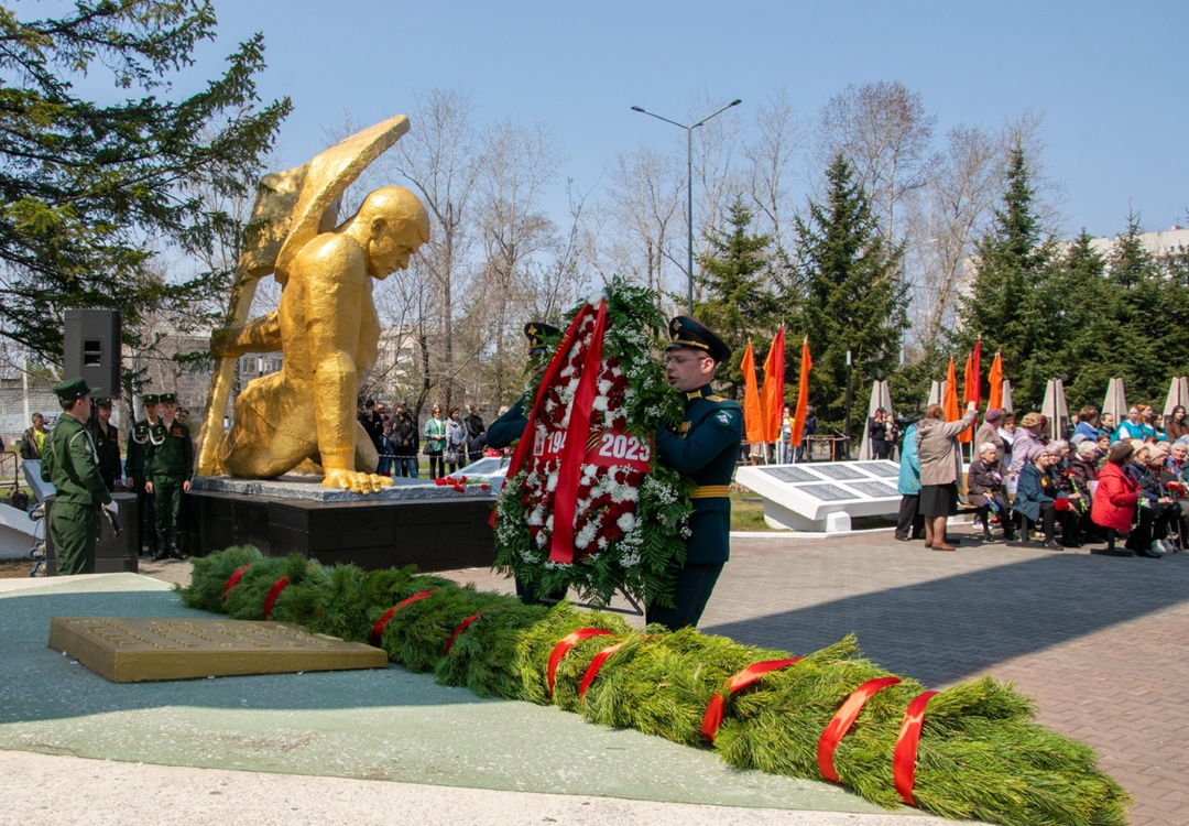 Работники «Газпром переработка Благовещенск» возложили цветы к Мемориалу Славы в Свободном