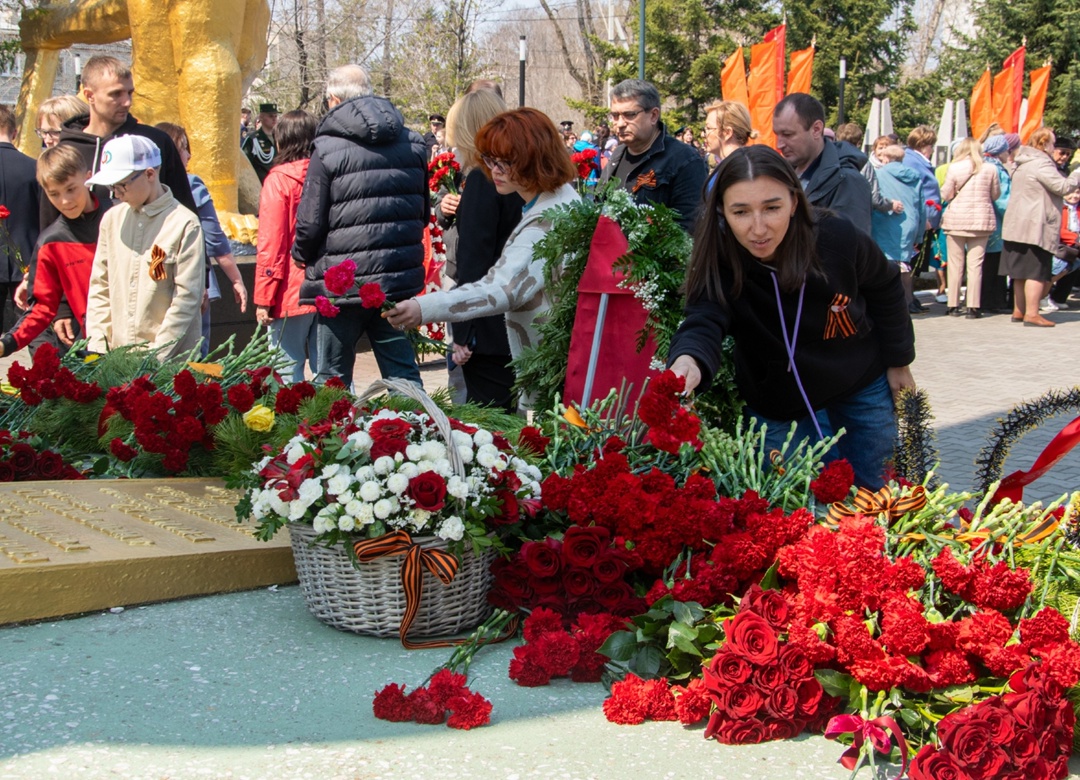 Работники «Газпром переработка Благовещенск» возложили цветы к Мемориалу Славы в Свободном