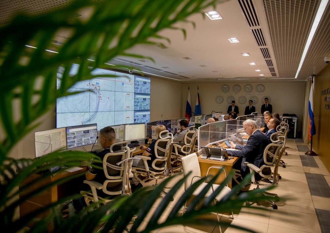 Команда Минтранса России в ситуационном центре доложила главе ведомства Роману Старовойту о положении дел на всех видах транспорта