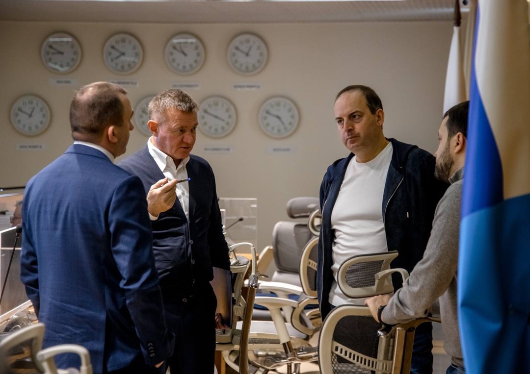 Команда Минтранса России в ситуационном центре доложила главе ведомства Роману Старовойту о положении дел на всех видах транспорта