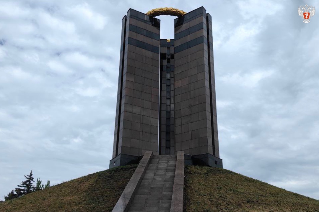 Михаил Мурашко возложил цветы к памятнику жертвам фашизма в ДНР